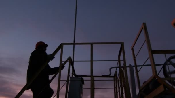 Trabajador Uniforme Oscuro Casco Naranja Sube Por Plataforma Escaleras Calabaza — Vídeos de Stock