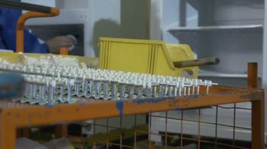 buzdolabı detayları ile kırmızı metal masa