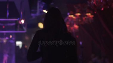 gece kulübünde yürüyen kadın