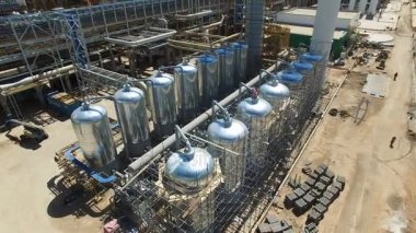 büyük metal tankları ile boru hatları