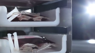 Parlak metal raf kan paketleri