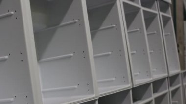 bitmiş buzdolabı beyaz organları olmadan kapıları 