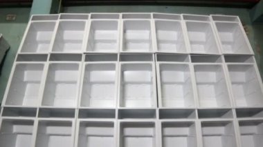 bitmiş buzdolabı beyaz organları olmadan kapıları 
