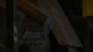 oluk içine akan sıvı metal akışı 