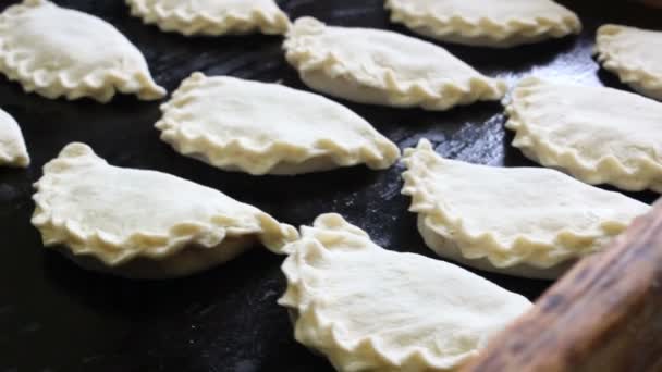 Випічка лоток з сирими пирогами — стокове відео