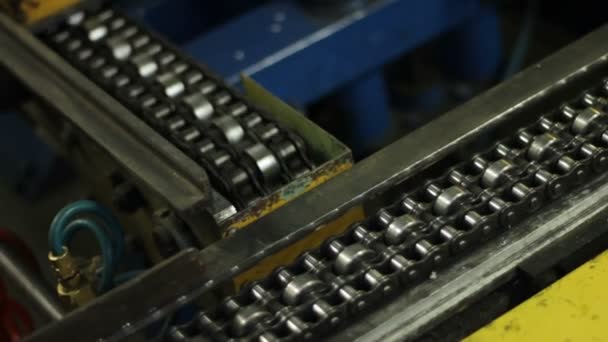 Sabuk konveyor di bengkel produksi pabrik — Stok Video