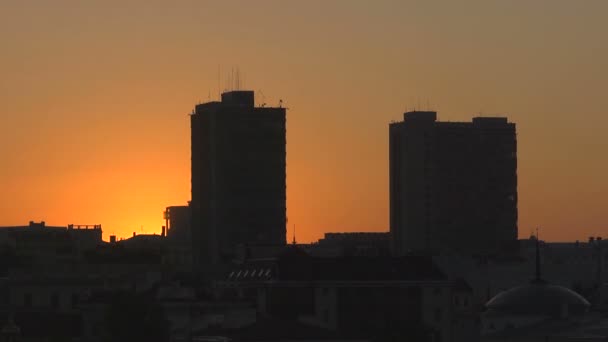 Nascer do sol maravilhoso brilhante na cidade — Vídeo de Stock