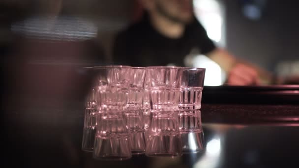 Vasos en el mostrador del bar club nocturno — Vídeos de Stock