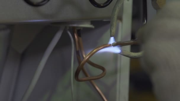 Trabalhador tubo de conexão com fogo brilhante — Vídeo de Stock