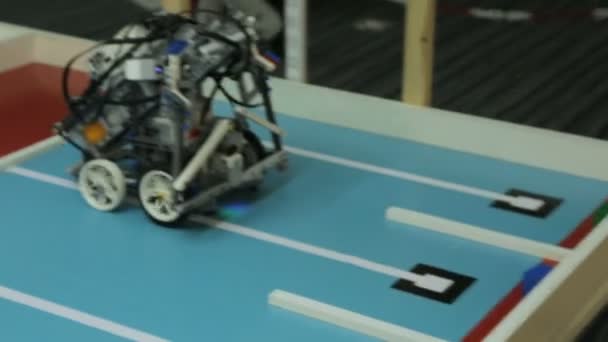Mechanik Zaprojektowany Robot Zabawki Porusza Się Obraca Platformie Tworzywa Sztucznego — Wideo stockowe