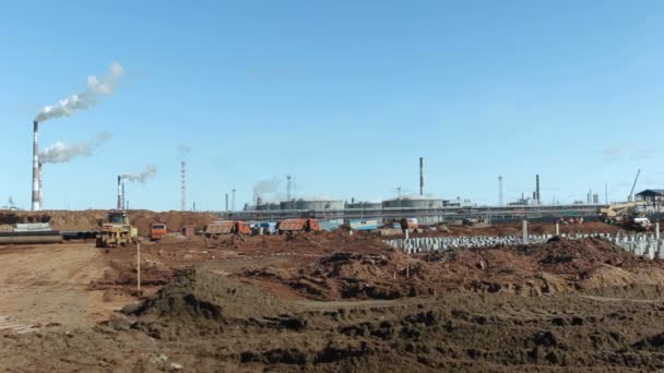 Planta de refinería de petróleo sitio de construcción — Vídeos de Stock