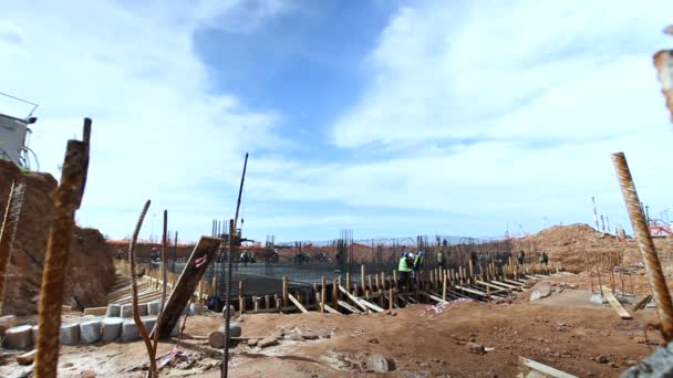 Groep werknemers Voortbouwend op bouwplaats — Stockvideo