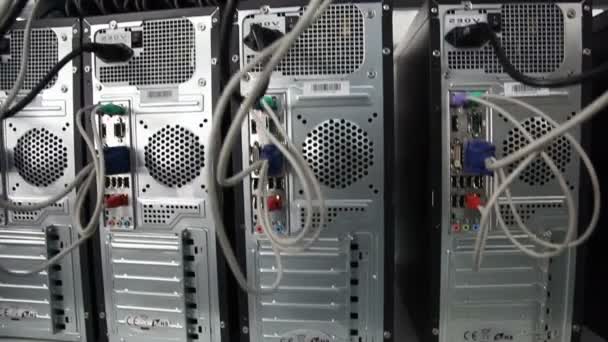 Câmera Mostra Unidades Sistema Cinza Laterais Traseiras Com Portas Fios — Vídeo de Stock