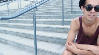 adam ve stadyum merdivenlerde oturan kızlar 