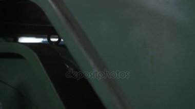 Closeup Kompresör Parça Yukarı Kaldırılır ve İşçi Kontrolleri