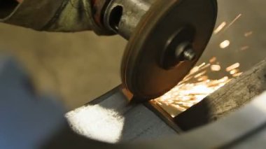 Closeup Taşlama Diski Kıvılcımlarla Detay Tarafı ile Çalışır