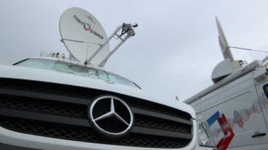 uydu sistemi ile beyaz minibüs