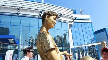  altın adam heykel oynarken boyalı