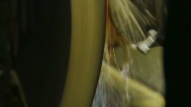 Makro Frezeleme Makinesi Kıvılcım ve Soğutma Sıvısı ile Çalışır