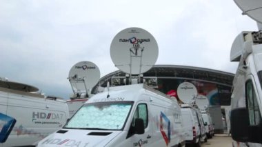 Minibüs ile büyük çanak antenler çatılarda