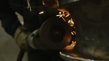 Closeup İşçi Sparks ile Kompresör Detay Öğütür