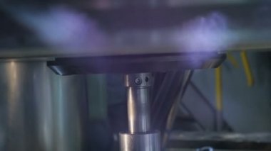 Kamera Üretim Tesisinde Kompresör Metal Parçası Boyunca Hareket Eder