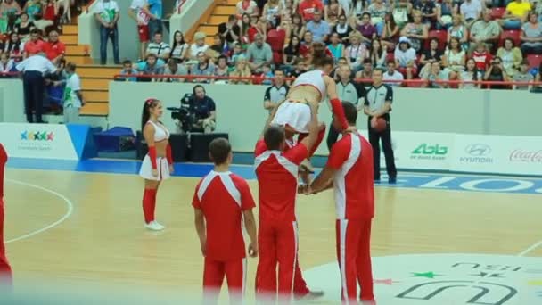 Chicas haciendo difícil acrobacia truco — Vídeos de Stock