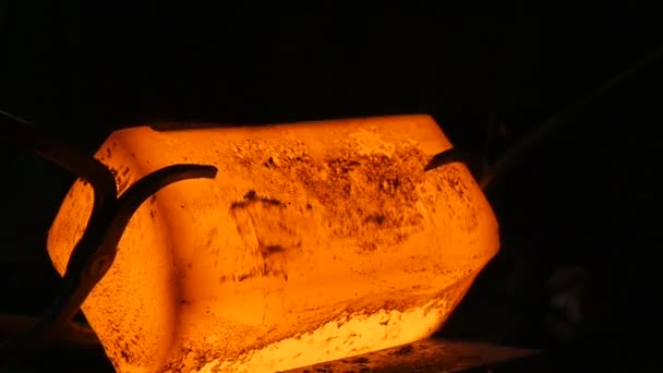 Ковальський молоток кування залізної планки — стокове відео
