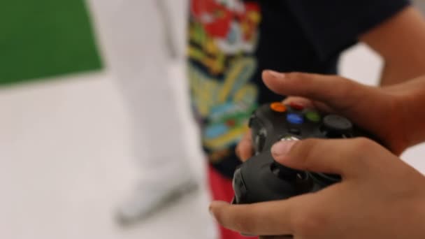 Adolescente jugando emocionalmente en el videojuego — Vídeo de stock