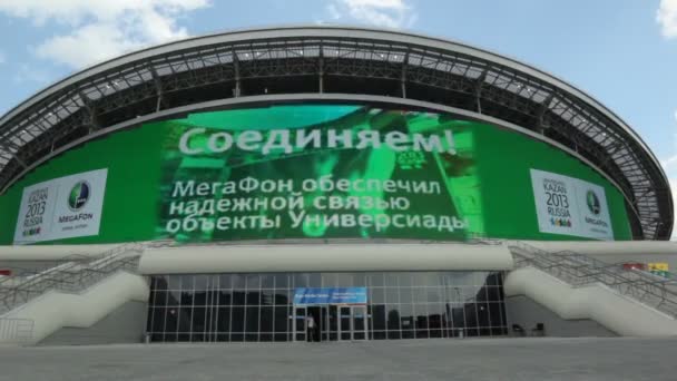 Современное здание стадиона с большим экраном — стоковое видео