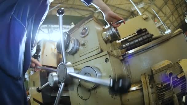 Worker in uniform operating at huge lathe — Stock Video