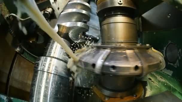Koelvloeistof stroomt naar beneden op het frezen machine — Stockvideo