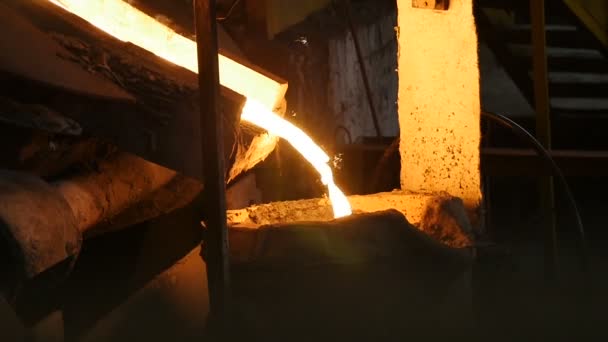Flujo de metal que fluye en el tanque en taller — Vídeo de stock