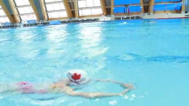 Athlète fille nager dans la piscine — Video