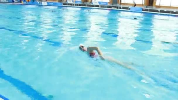 Athlète fille nager dans la piscine — Video