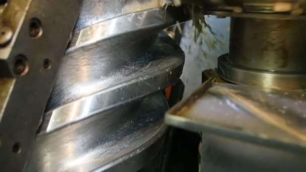 Coolant flowing down on milling machine — Stock Video