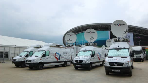 Minibus avec de grandes antennes paraboliques sur les toits — Video