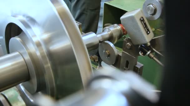 Afgewerkte compressor metalen onderdelen getest op speciale stand — Stockvideo