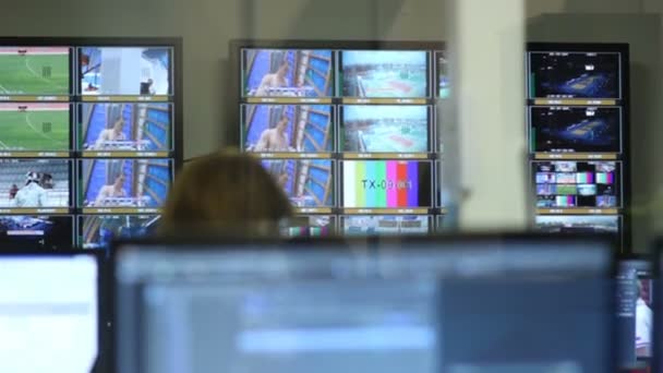 Arbeitsbildschirme mit Video im Produktionsstudio — Stockvideo