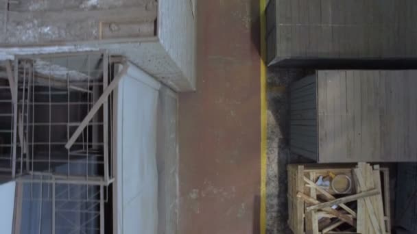 grande installation d'atelier avec travailleurs  