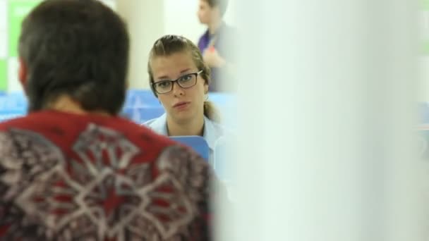 Señora hablando con el hombre en la sala de prensa — Vídeos de Stock