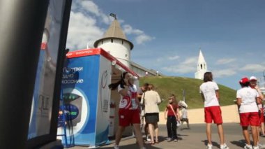 Kazan, Tataristan / Rusya - 15 Mayıs 2013: Güzel kırmızı ve beyaz üniformalı çocuklar, 15 Mayıs 'ta Kazan' da yeşil tepede Kremlin Kalesi 'nin yanındaki çadırda yürüyorlar