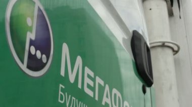 yeşil ve beyaz kamyon logosu Megafon ile