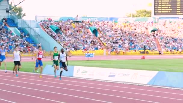 Desportistas correndo no estádio moderno — Vídeo de Stock