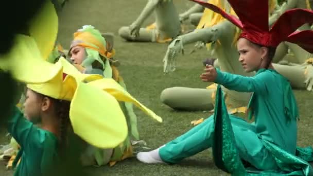 広場で踊る花衣装の女の子 — ストック動画