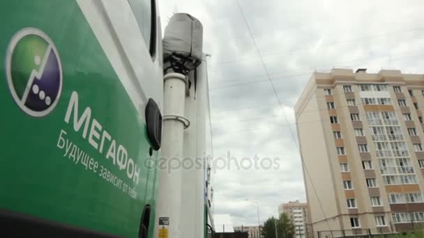 Zielony i biały samochód z logo Megafon — Wideo stockowe