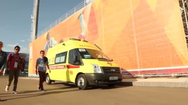 Ambulance jaune moderne debout en service — Video