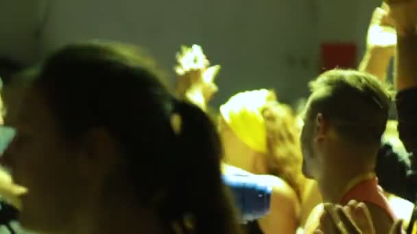 Люди хлопают в ладоши на большой вечеринке — стоковое видео