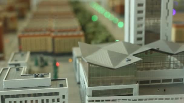 Modelo de ciudad moderna con edificios en miniatura — Vídeos de Stock