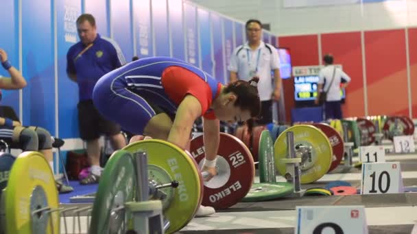 Modern bir spor salonu, ağırlık kaldırma atlet — Stok video